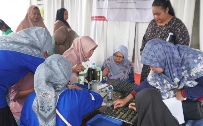 Kelompok peserta Patra Lestari binaan CSR Pertamina di RT 59 bersama saat memberikan pelatihan terhadap masyarakat di lingkungan Kelurahan Batu Ampar. (Foto : dok/Pertamina)