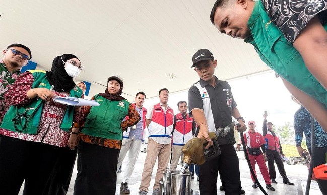 Pengecekan Nozzle di salah satu SPBU di Kaltim. (foto:dok. pertamina Patra niaga)